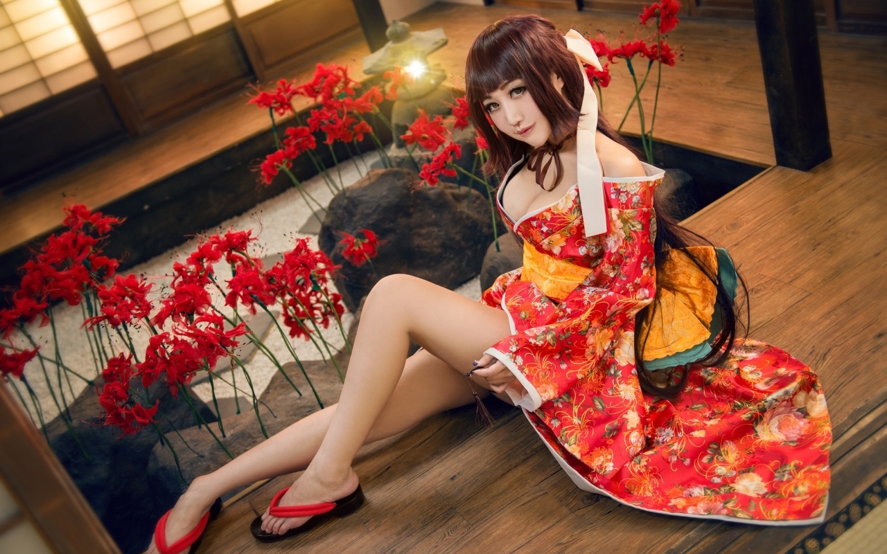 Девушка азиатка в красивом платье