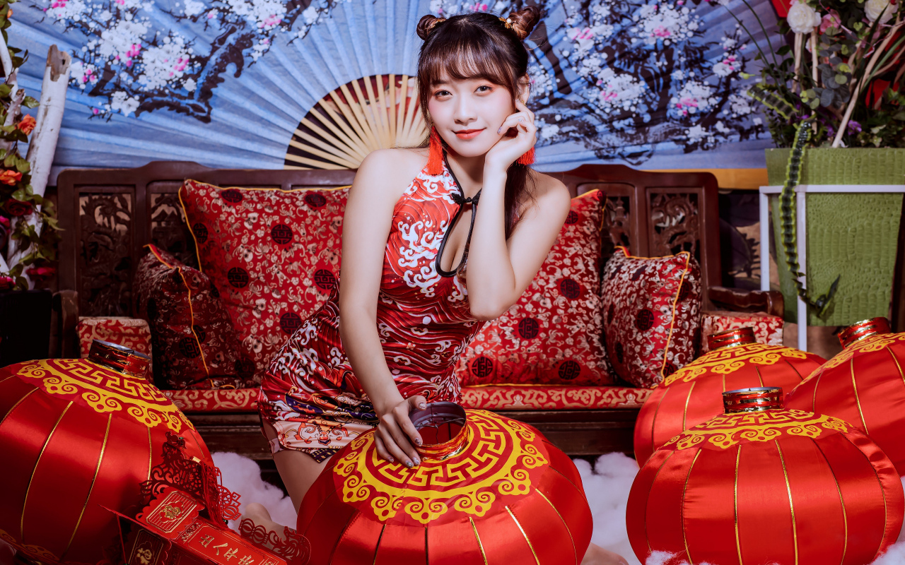 Девушка азиатка с фонариками