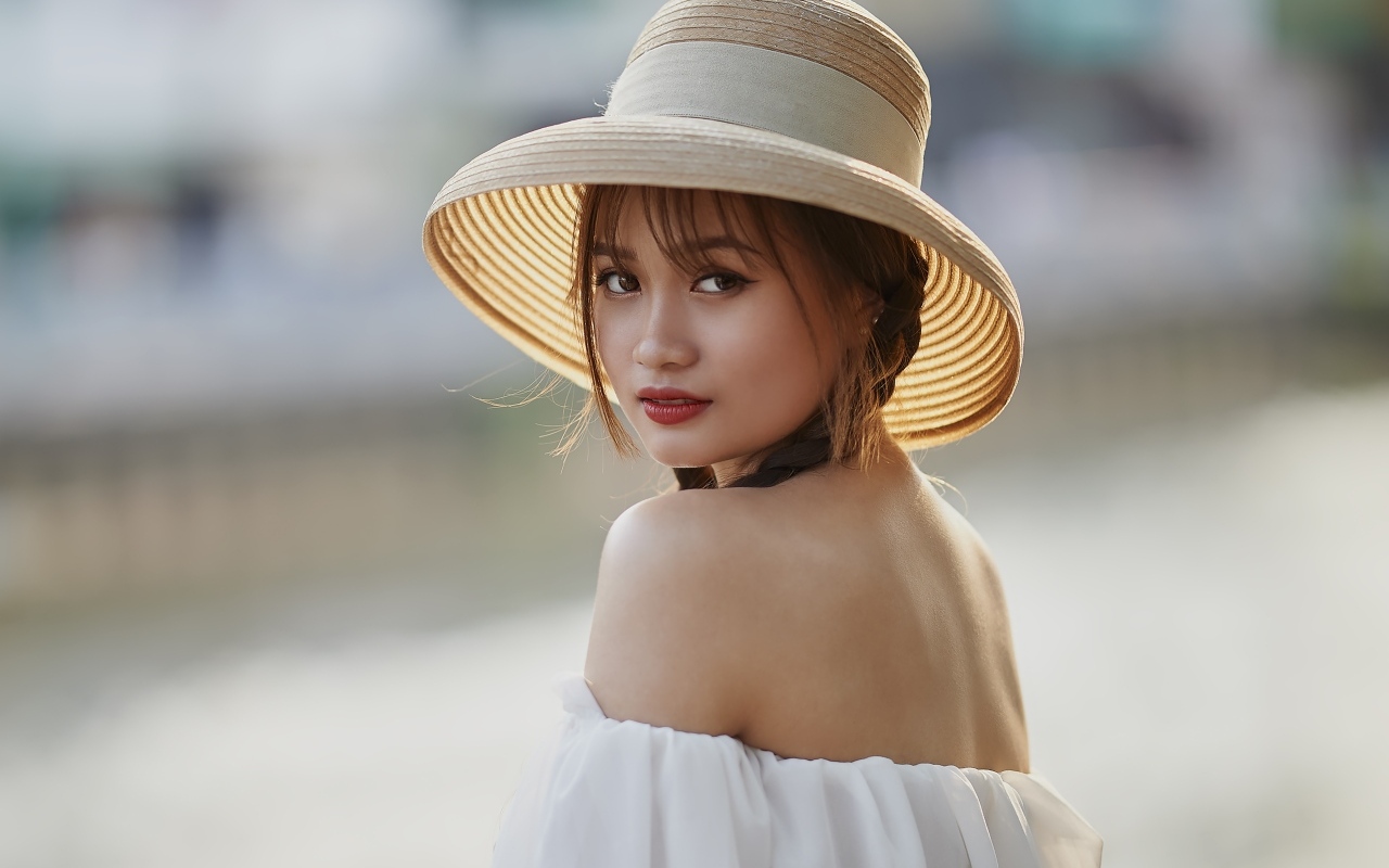 Красивая девушка азиатка в шляпе