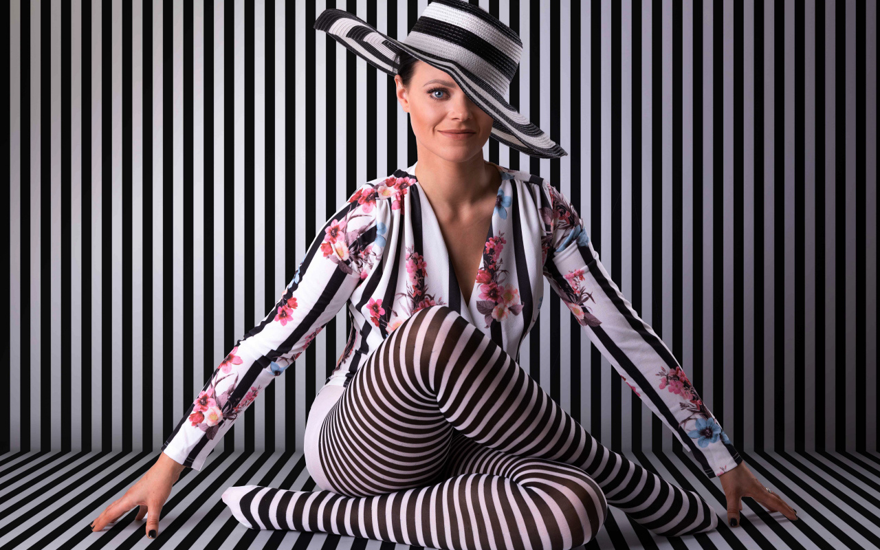 Красивая девушка в полосатом костюме