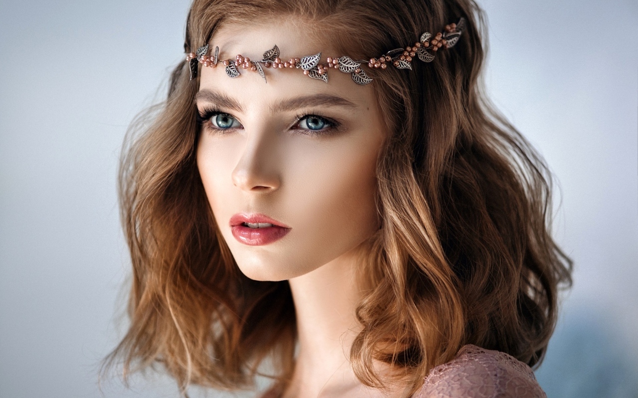 Красивая девушка с украшением на голове