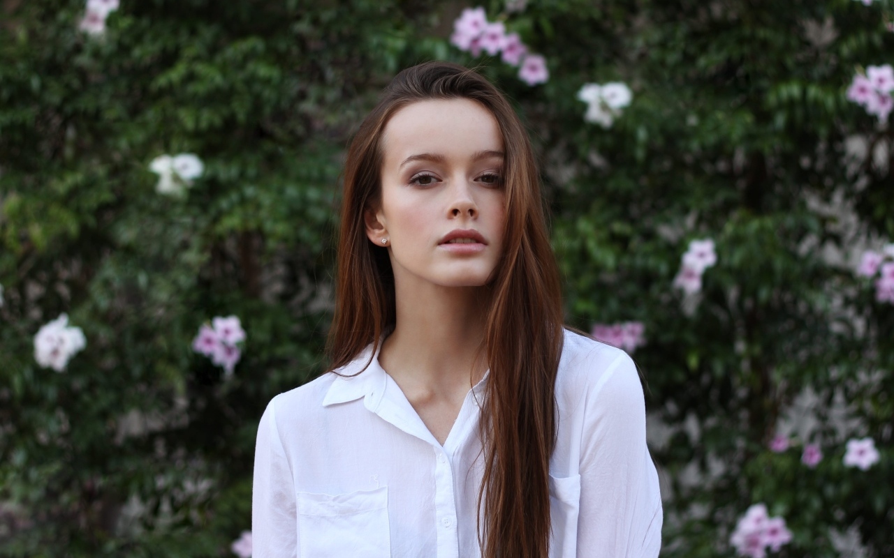 Красивая длинноволосая девушка в белой рубашке