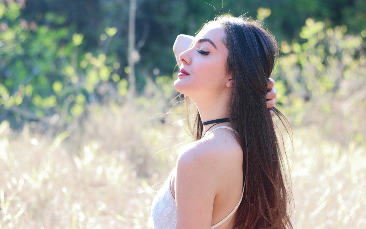 Красивая длинноволосая девушка на природе