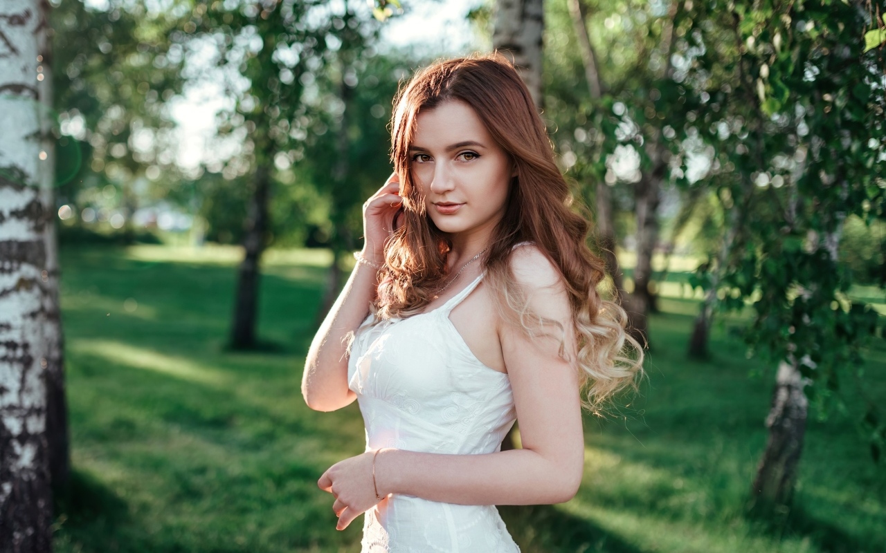 Красивая длинноволосая девушка в парке