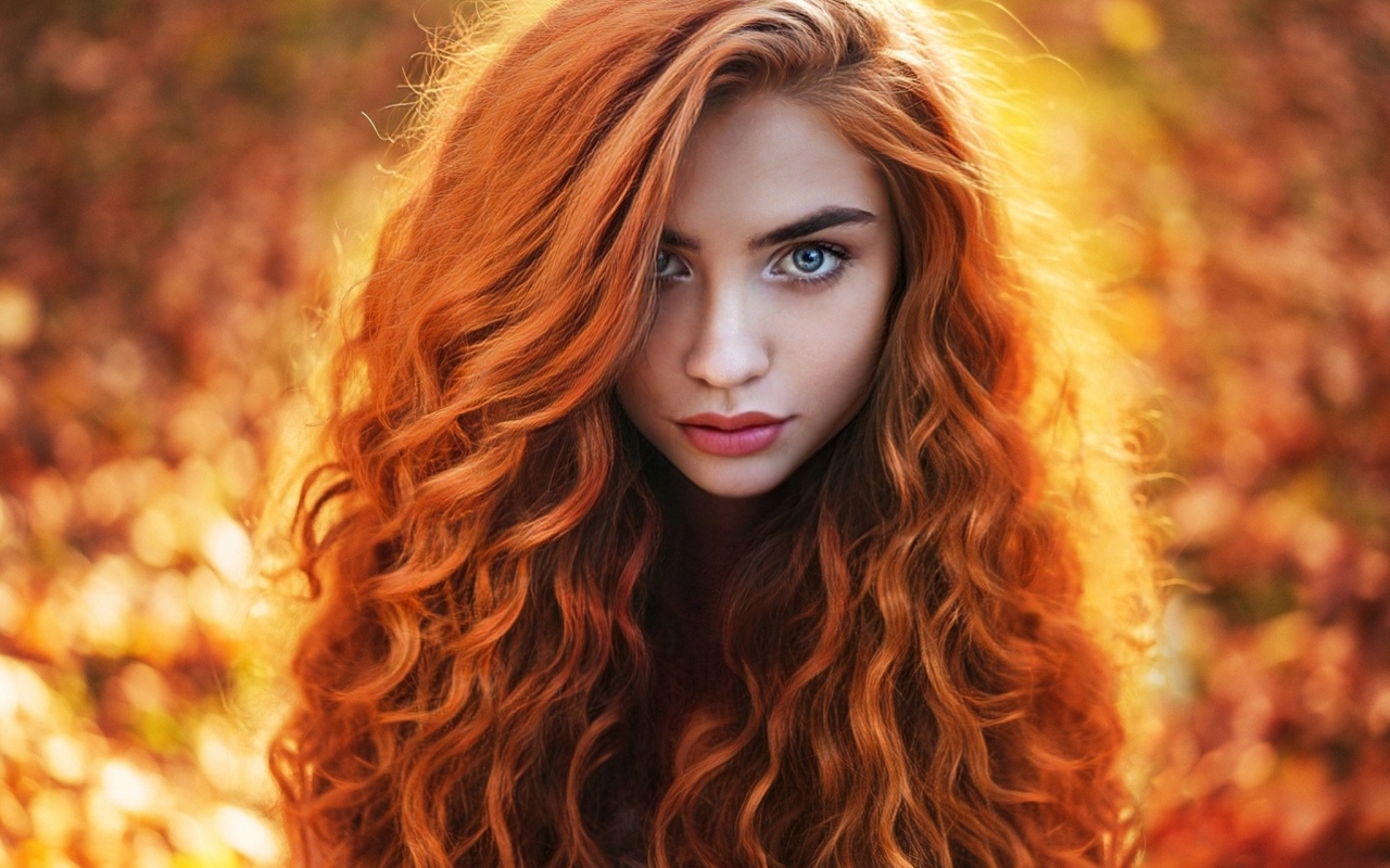 Ярка девушка с длинными рыжими волосами