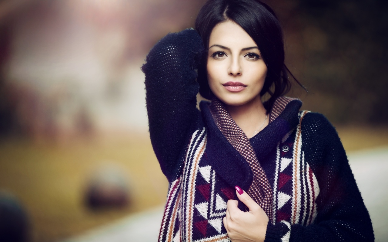 Девушка брюнетка в теплой вязаной кофте