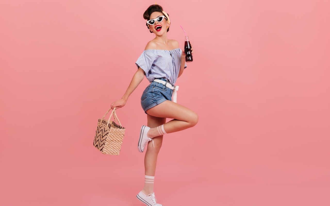 Веселая девушка с сумкой на розовом фоне 