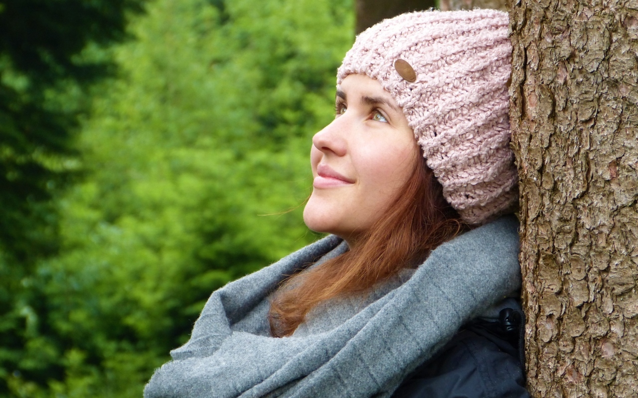 Милая девушка в розовой шапке