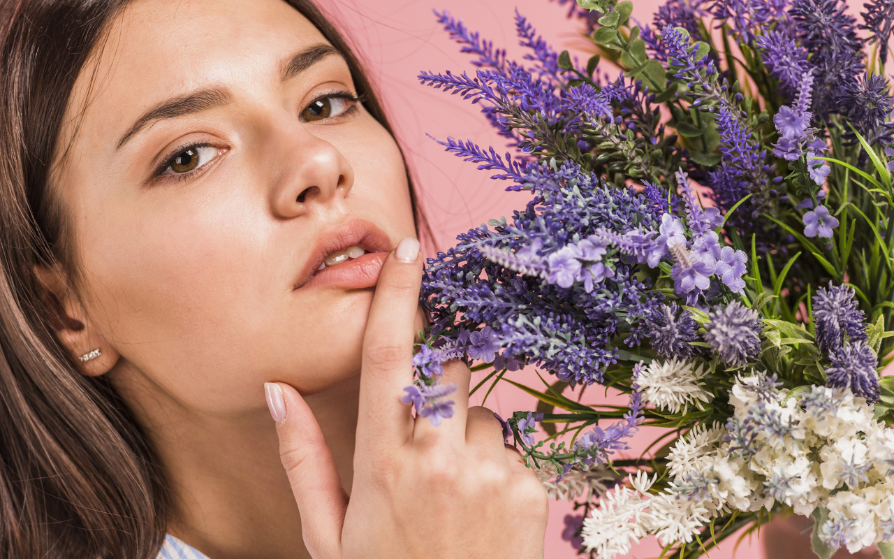 Милая молодая девушка с букетом полевых цветов