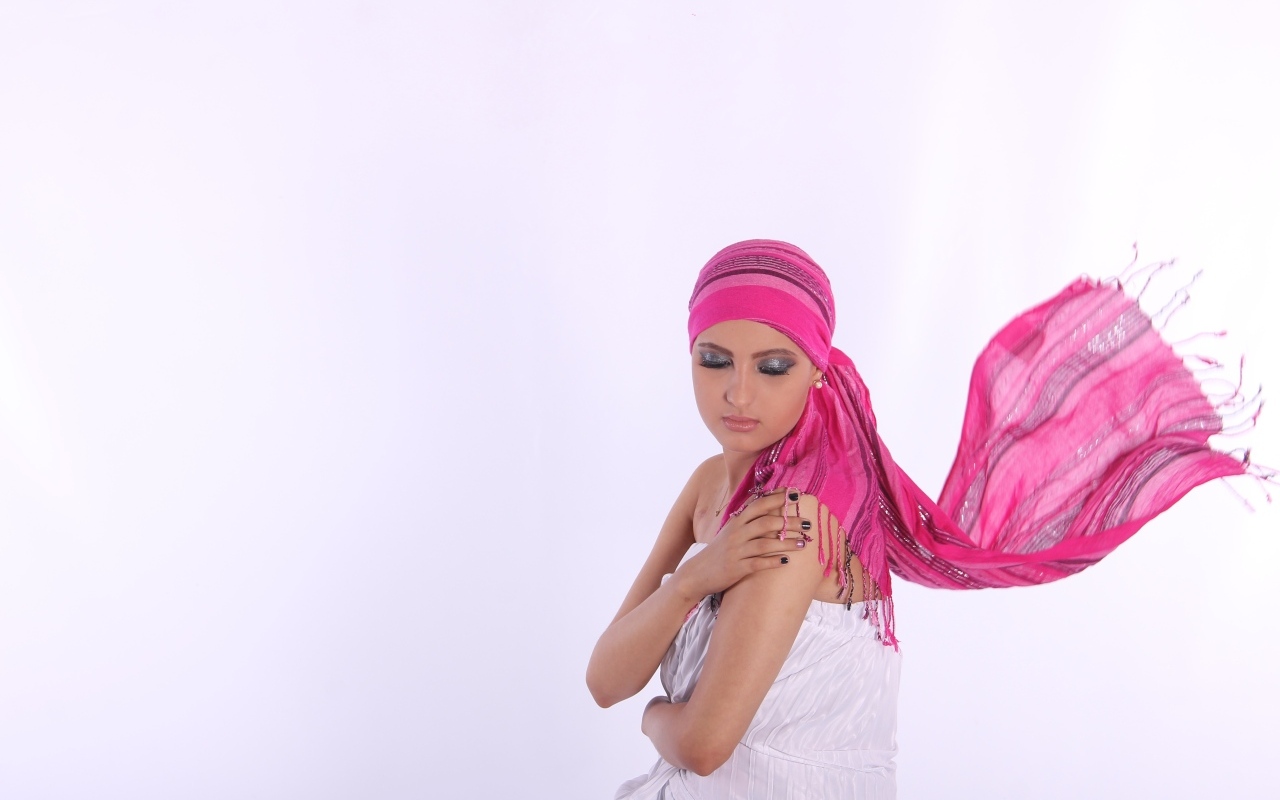 Девушка в розовом платке на белом фоне