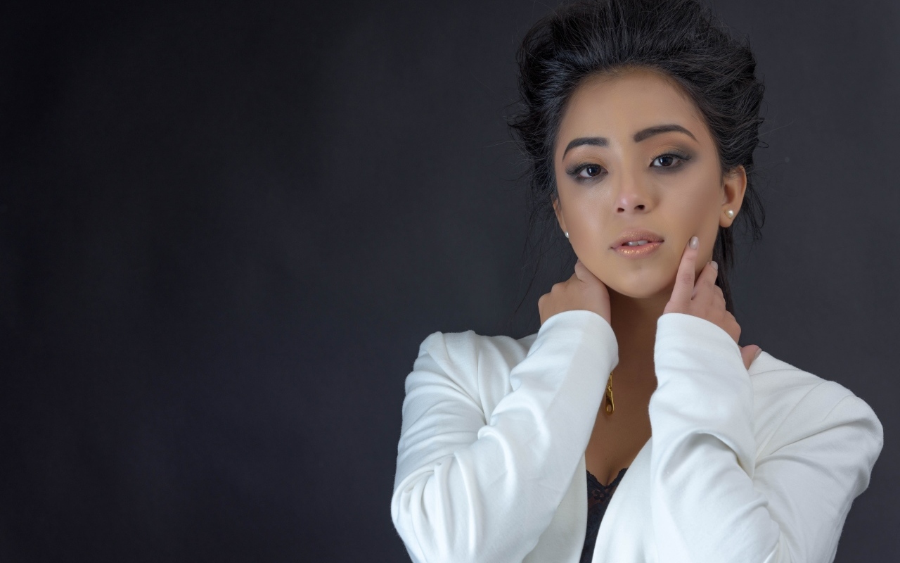 Девушка в белой кофте на сером фоне