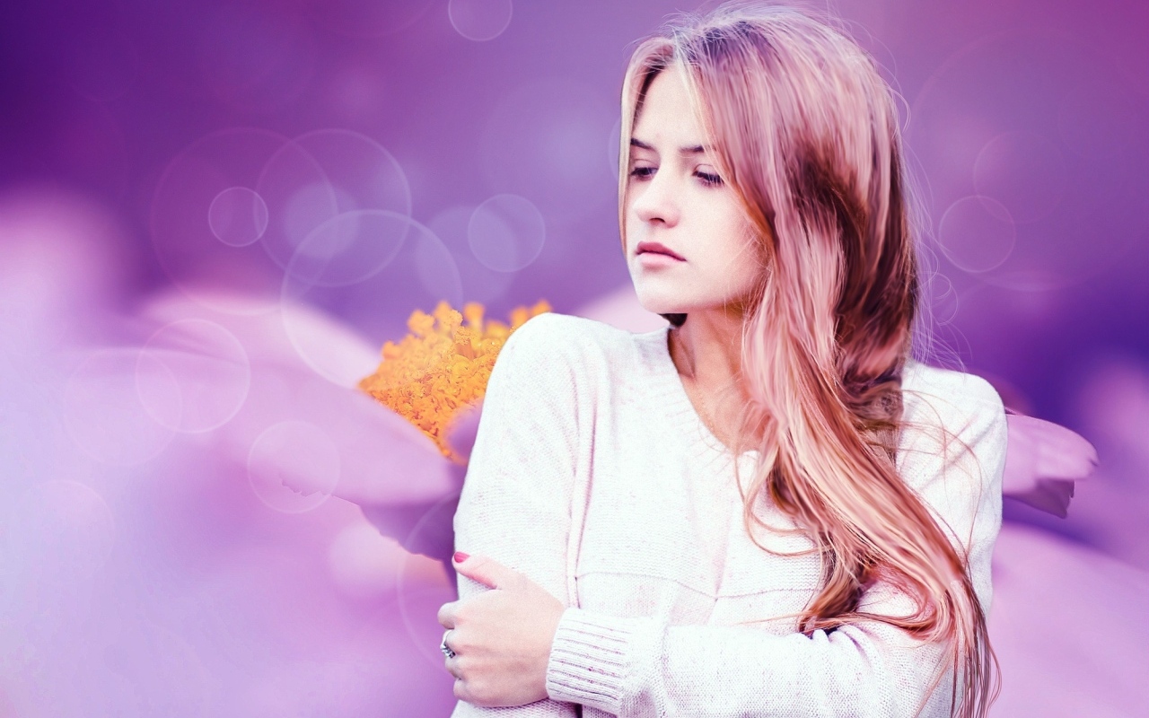 Девушка в белом свитере на красивом сиреневом фоне