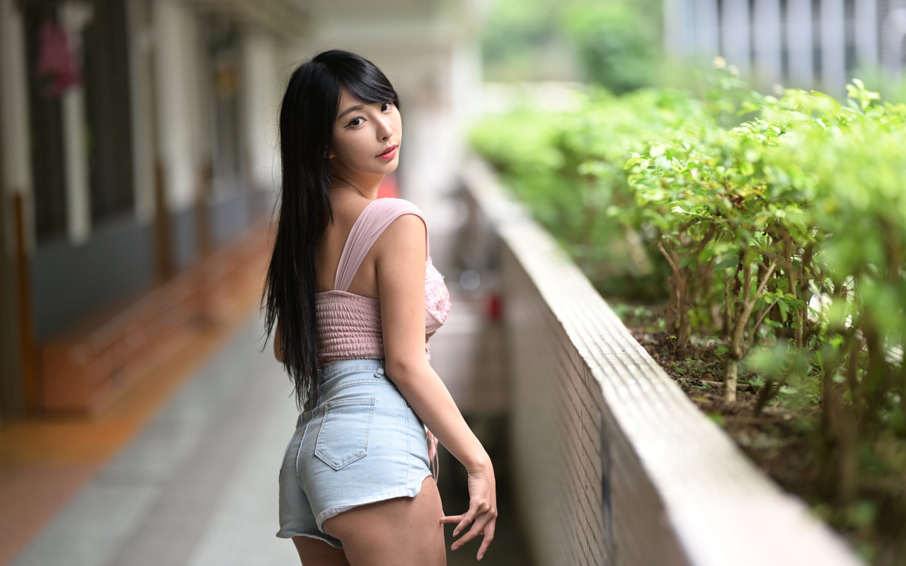 Девушка в коротких джинсовых шортах