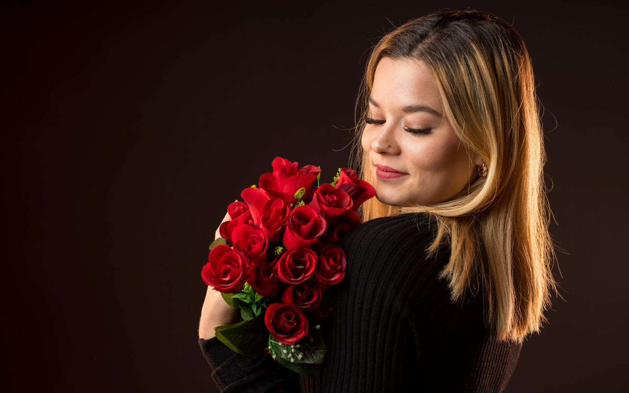 Девушка с букетом красных роз в руках