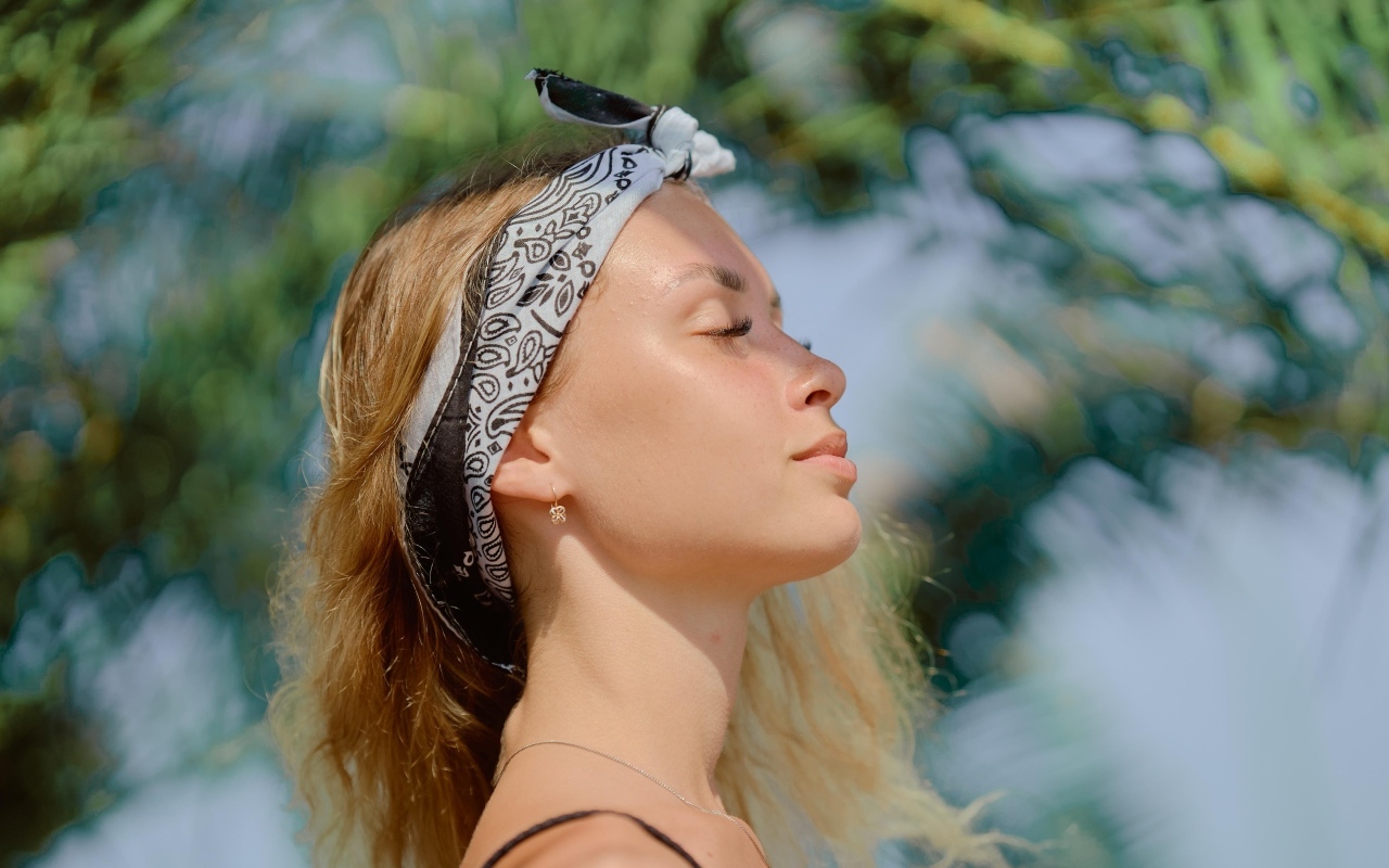 Девушка в закрытыми глазами летом