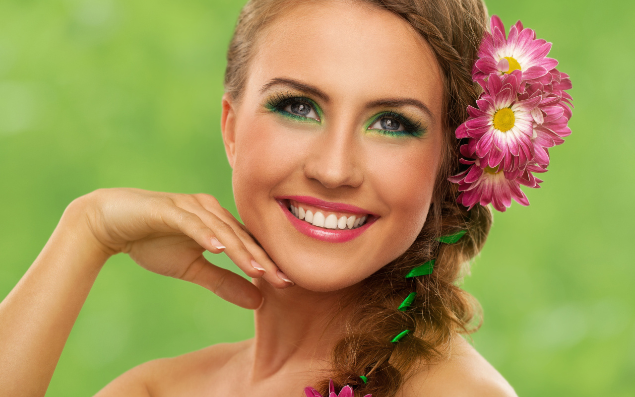 Улыбающаяся девушка с цветами в волосах