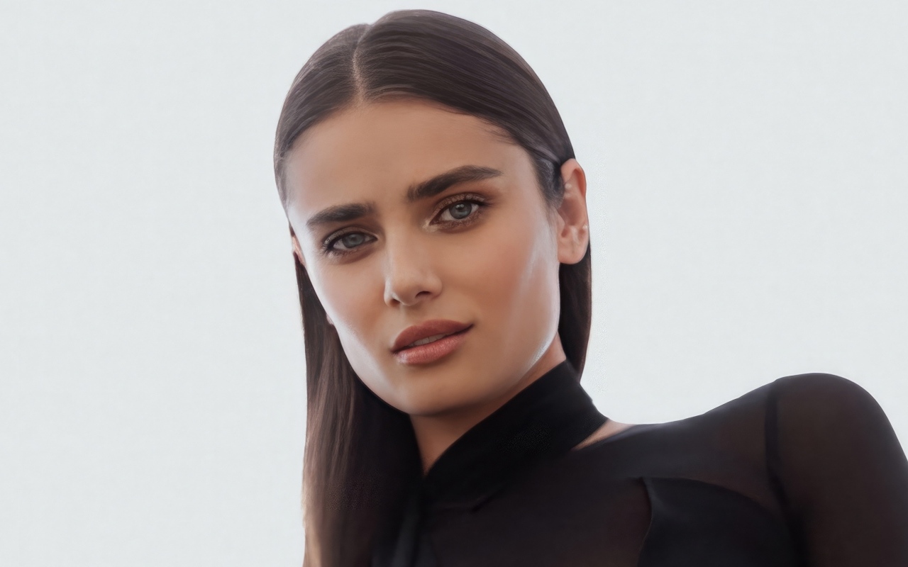 Американская топ модель Тейлор Хилл на белом фоне