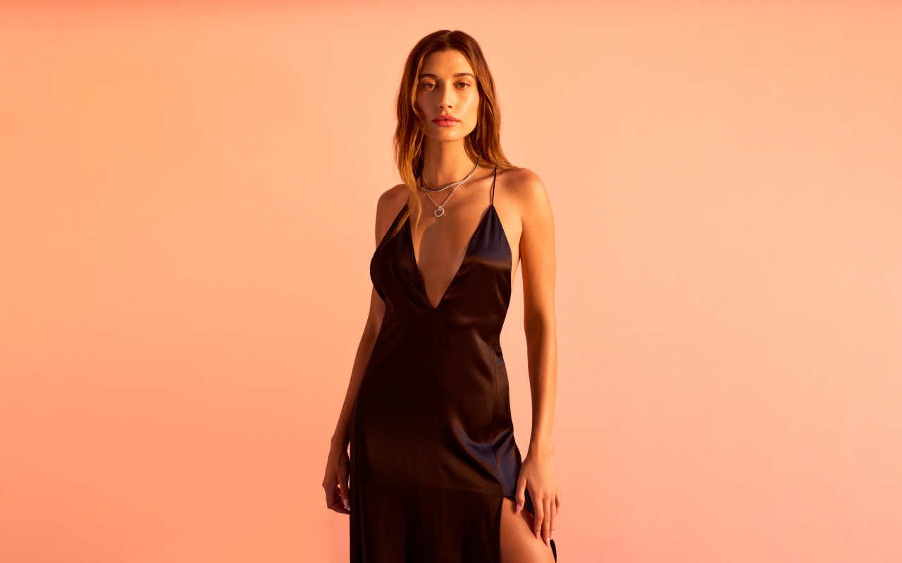 Красивая американская модель Хейли Болдуин в черном платье