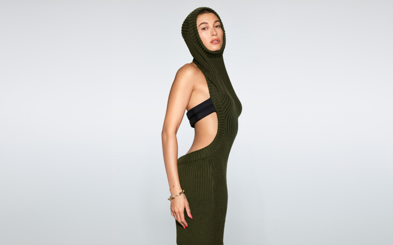 Милая девушка американская модель Хейли Бибер на сером фоне