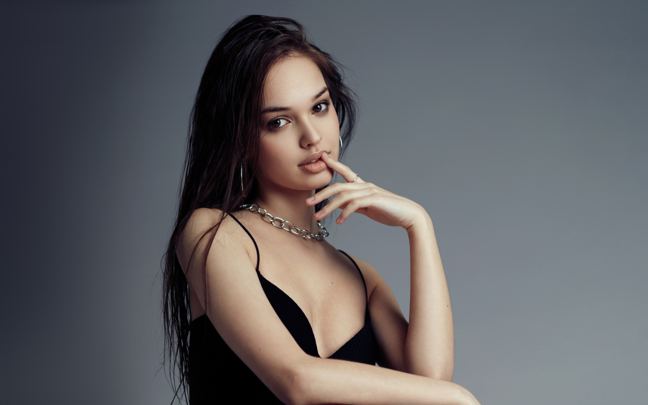 Девушка модель на сером фоне