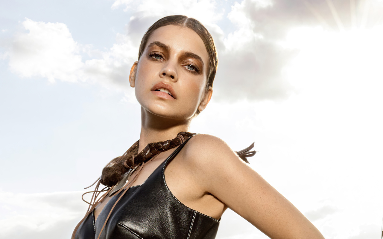 Модель Барбара Палвин в лучах солнца