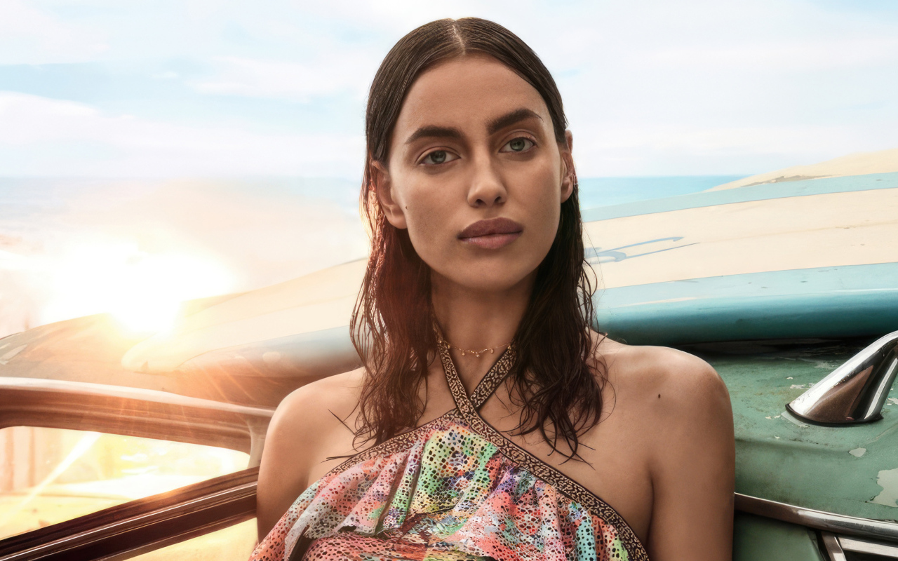 Модель Ирина Шейк стоит у старого автомобиля