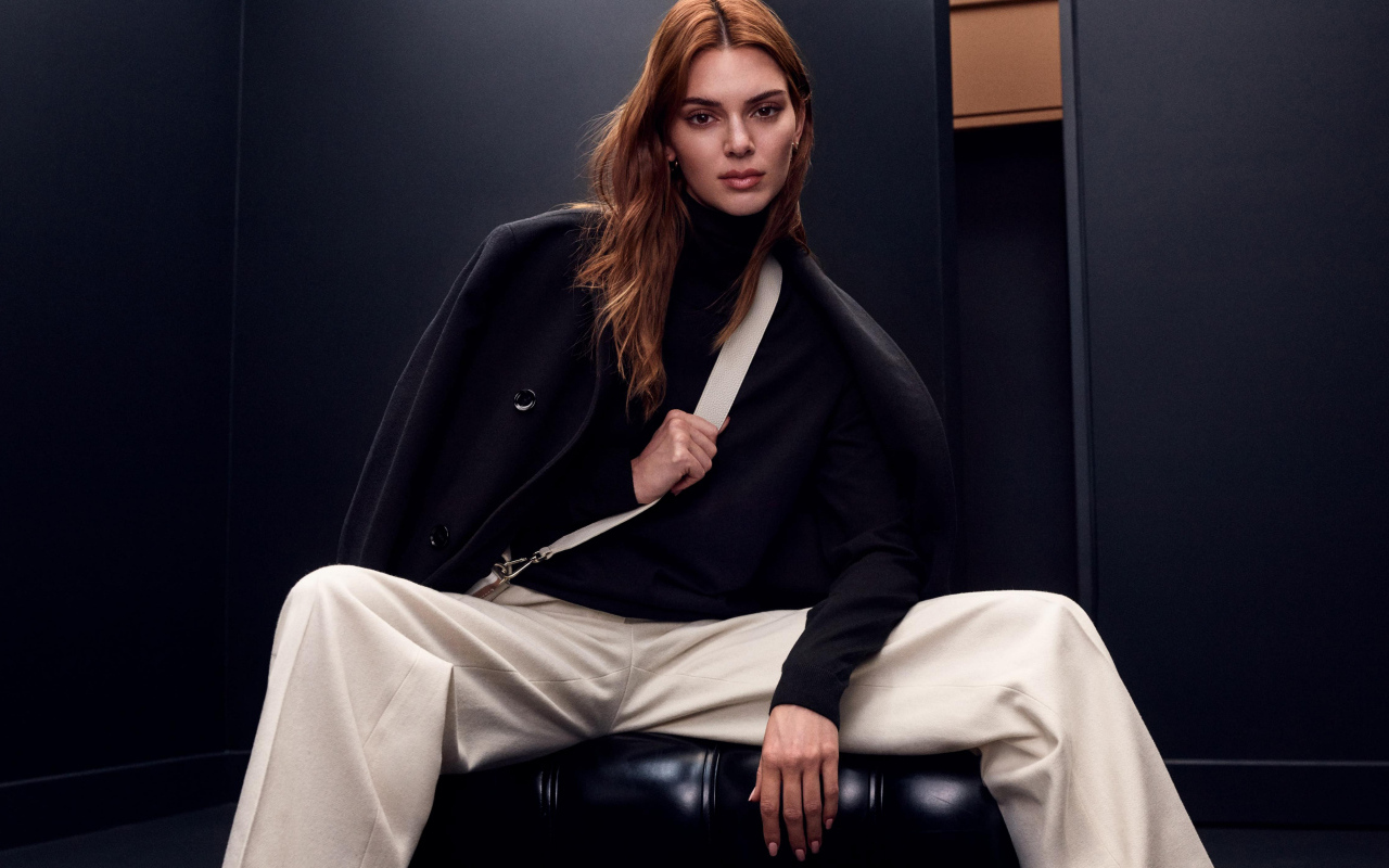 Модель Кендалл Дженнер в белых брюках