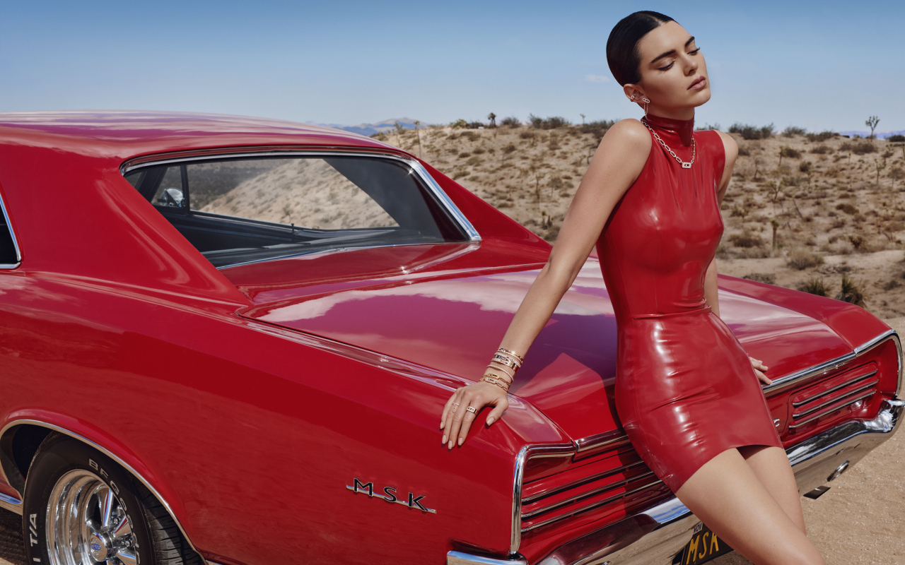 Модель Кендалл Дженнер стоит у красного автомобиля