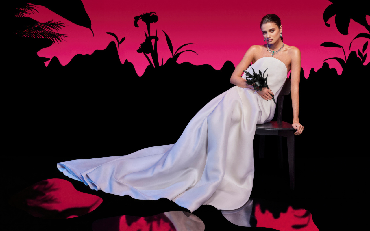 Модель Тейлор Хилл позирует в красивом платье