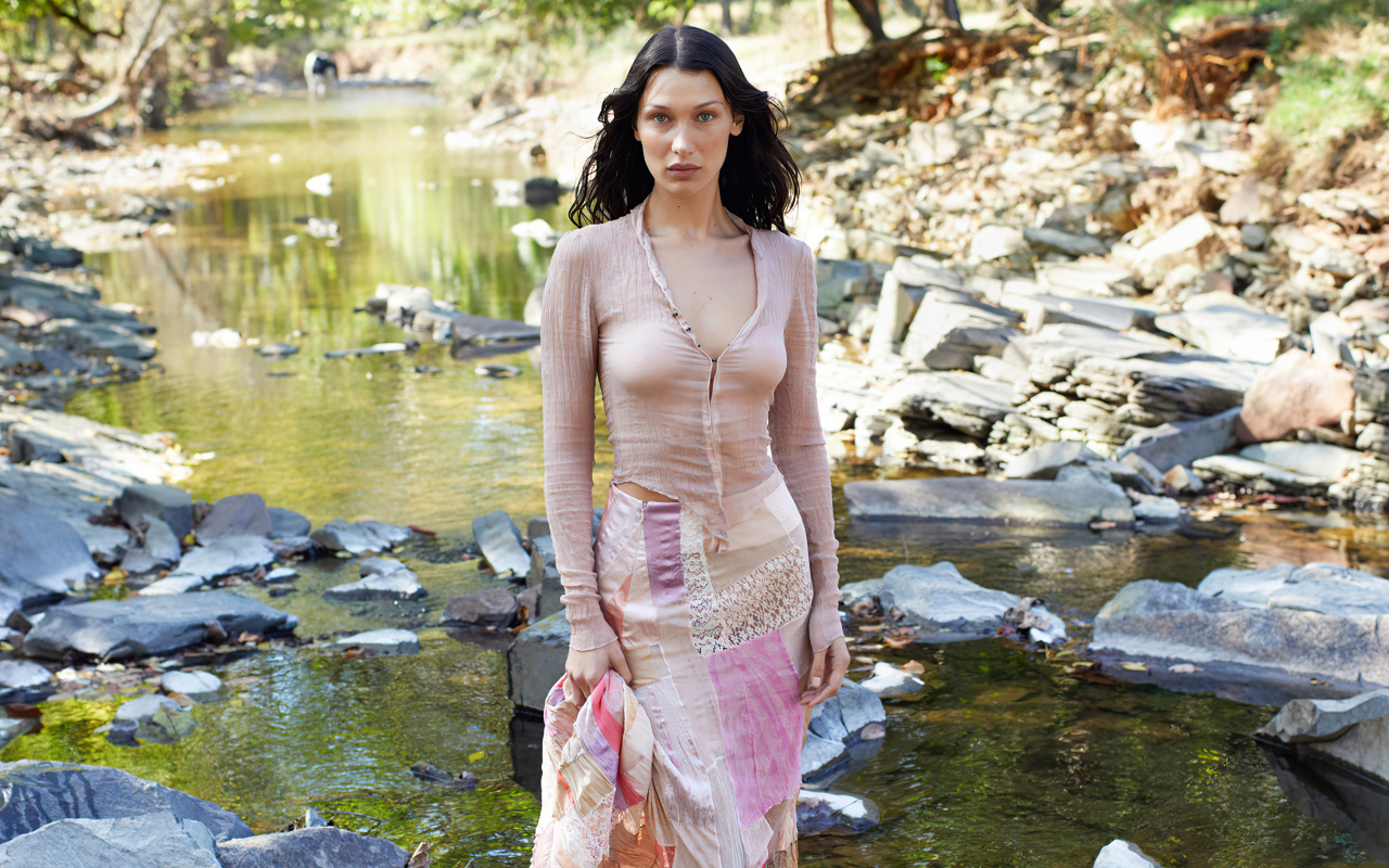 Супермодель Белла Хадид стоит у воды