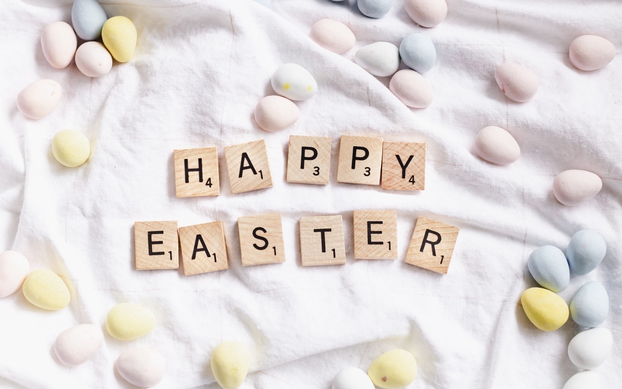 Текст  Счастливой Пасхи и пасхальные яйца на покрывале