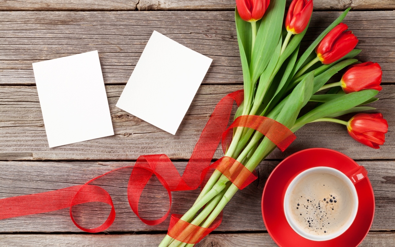 Букет красных тюльпанов и чашка кофе шаблон открытки на 8 марта