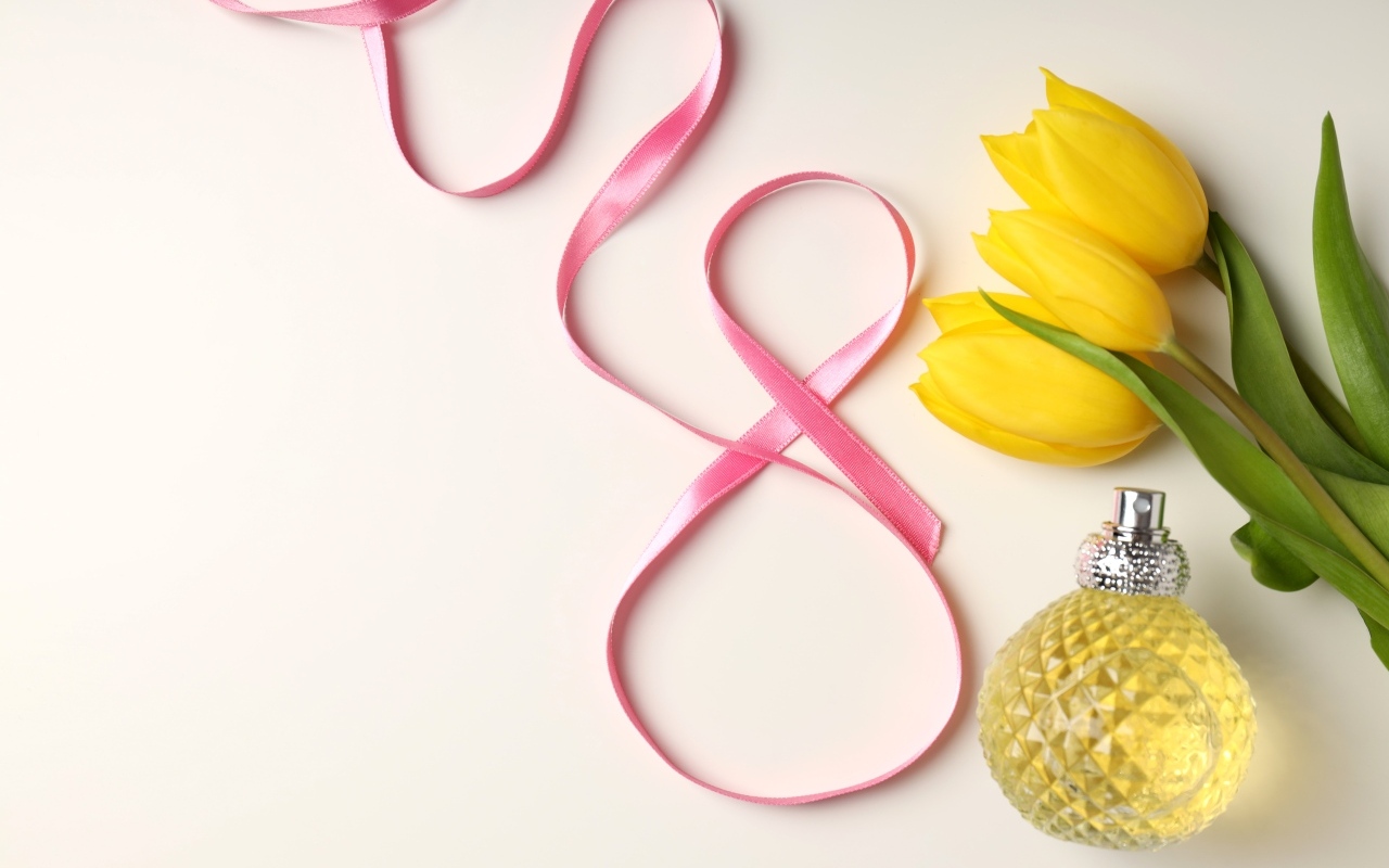 Цифра 8, желтые тюльпаны и духи для любимой