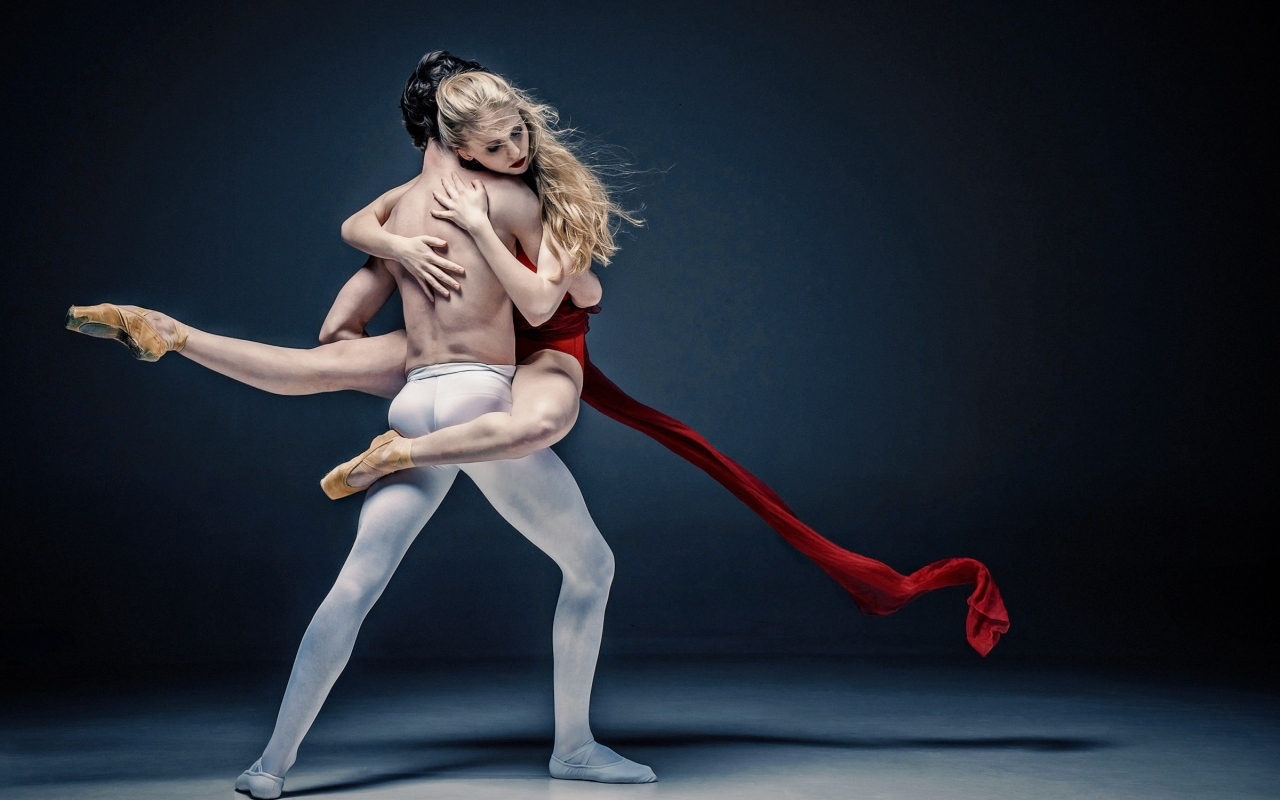 Красивая танцующая пара на сером фоне