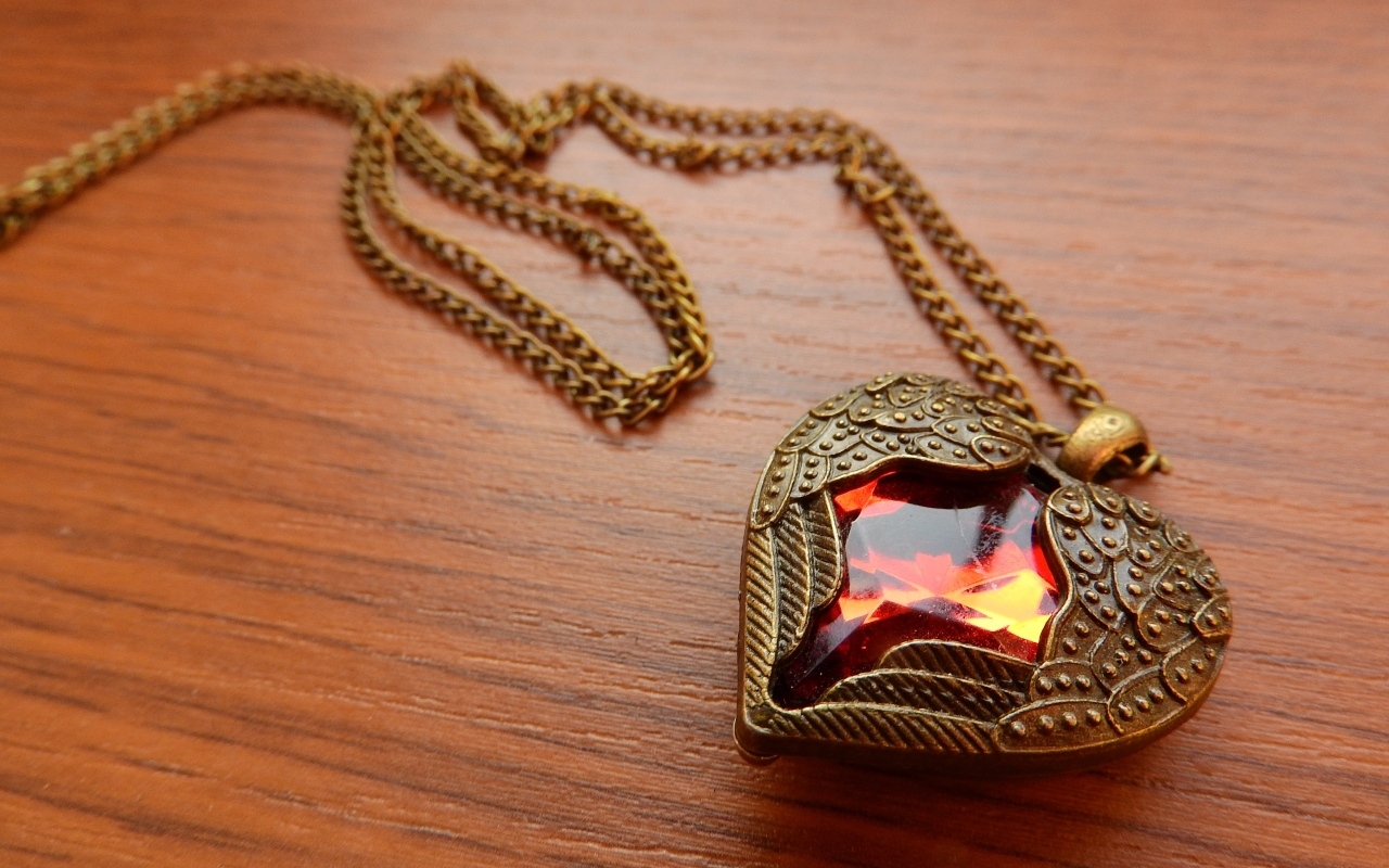 Красивый кулон в форме сердца с красным камнем