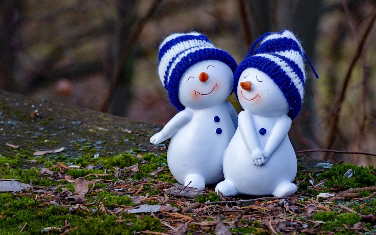 Статуэтка с влюбленными снеговиками на земле