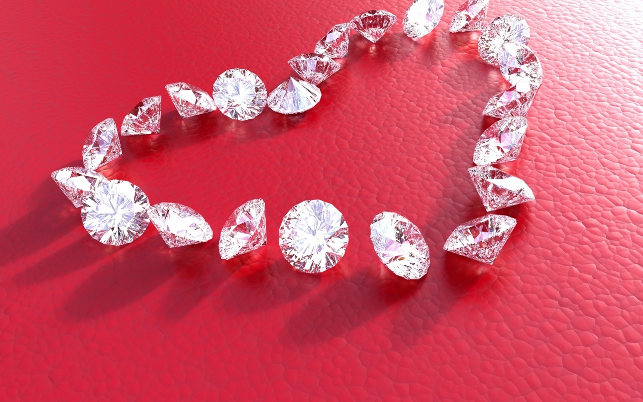 Сердце из бриллиантов на красном фоне