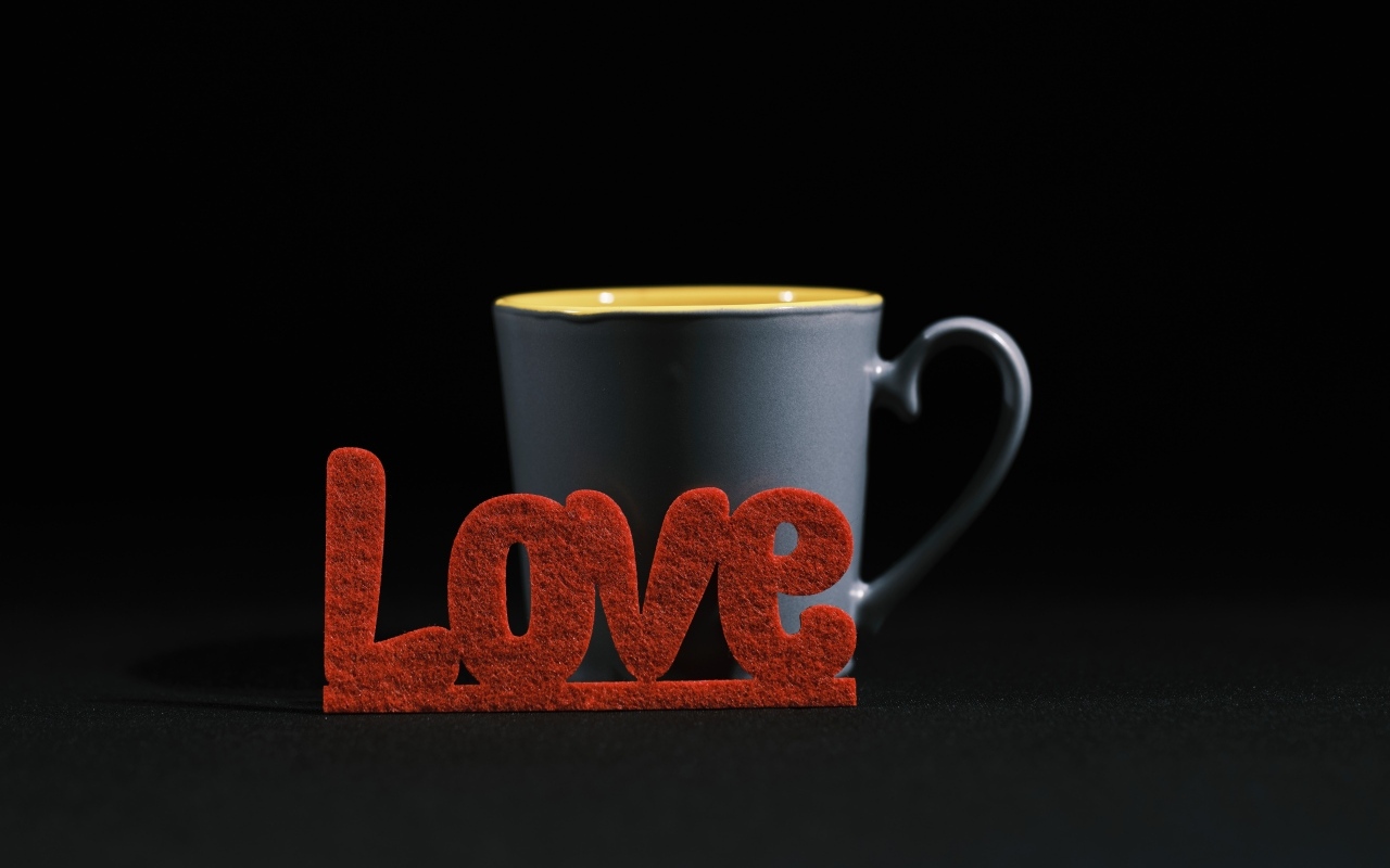 Красная надпись любовь с чашкой кофе