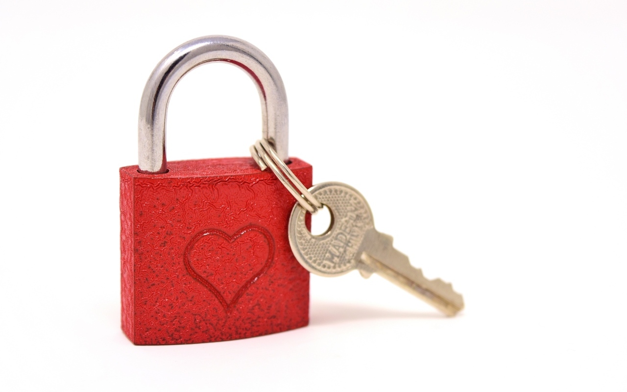 Красный замок с сердцем на белом фоне