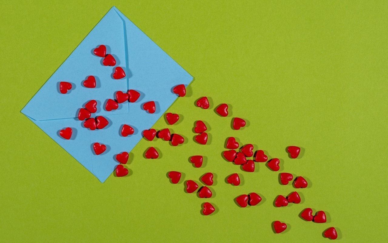 Маленькие сердечки с голубым конвертом