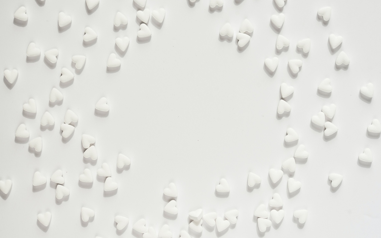 Маленькие белые сердечки на сером фоне