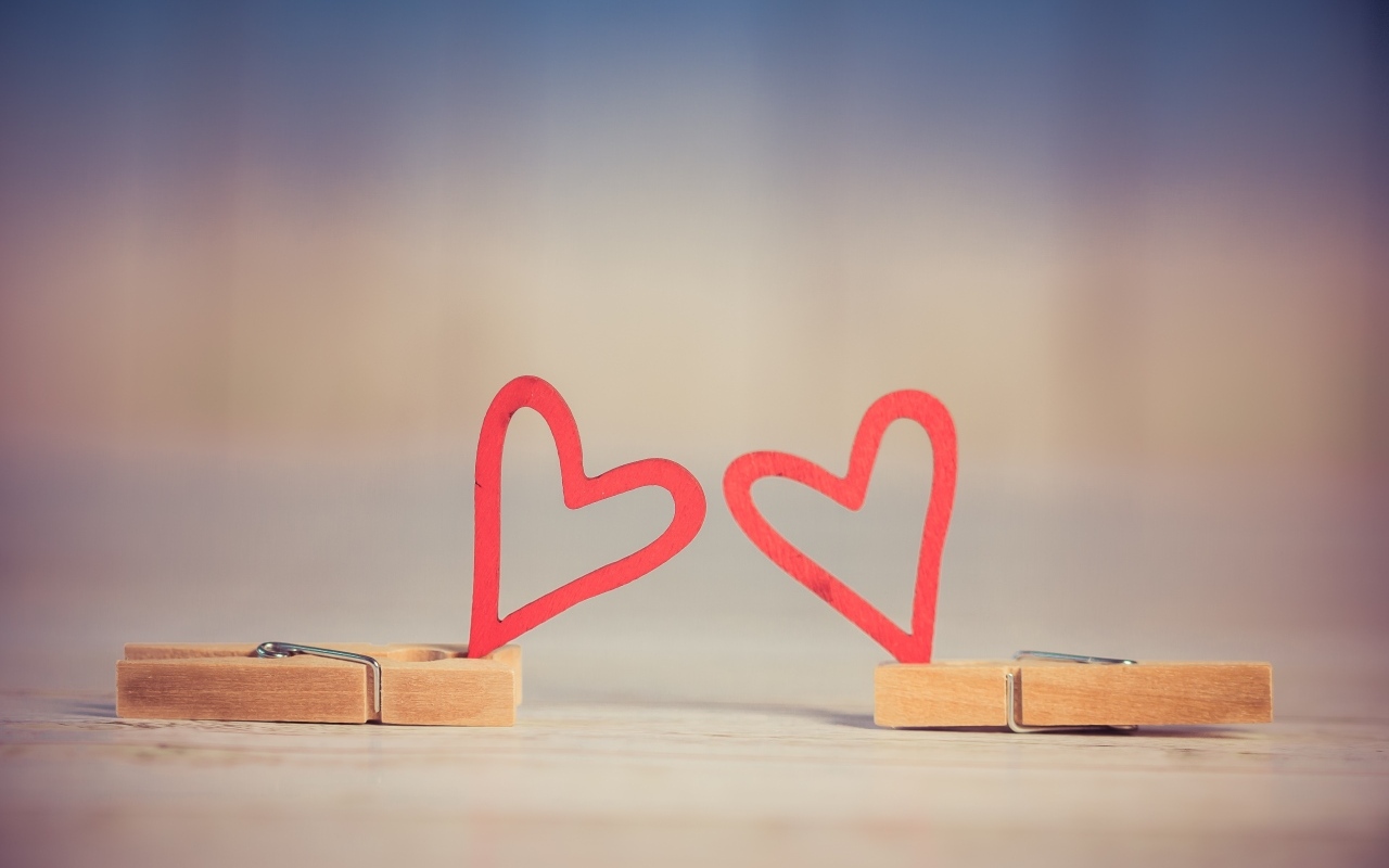Две прищепки с красным сердцем