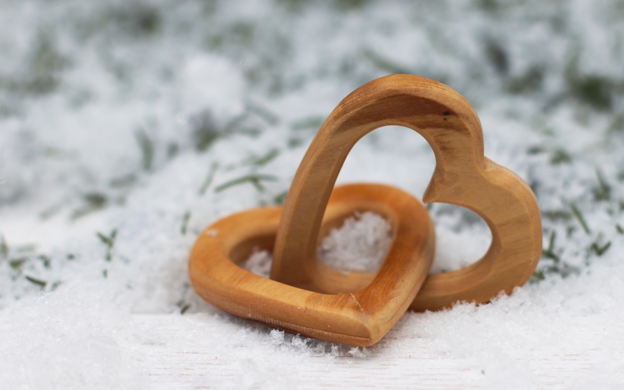 Два деревянных сердца на снегу