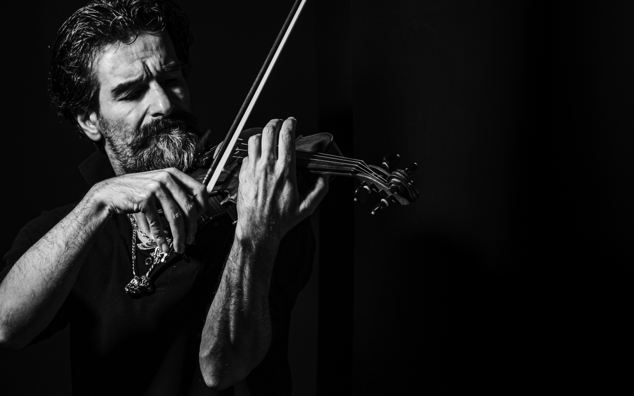 Мужчина музыкант со скрипкой в руках