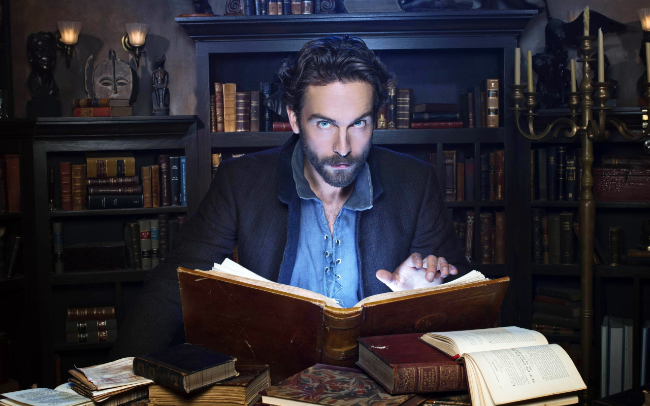 Мужчина с книгой в библиотеке