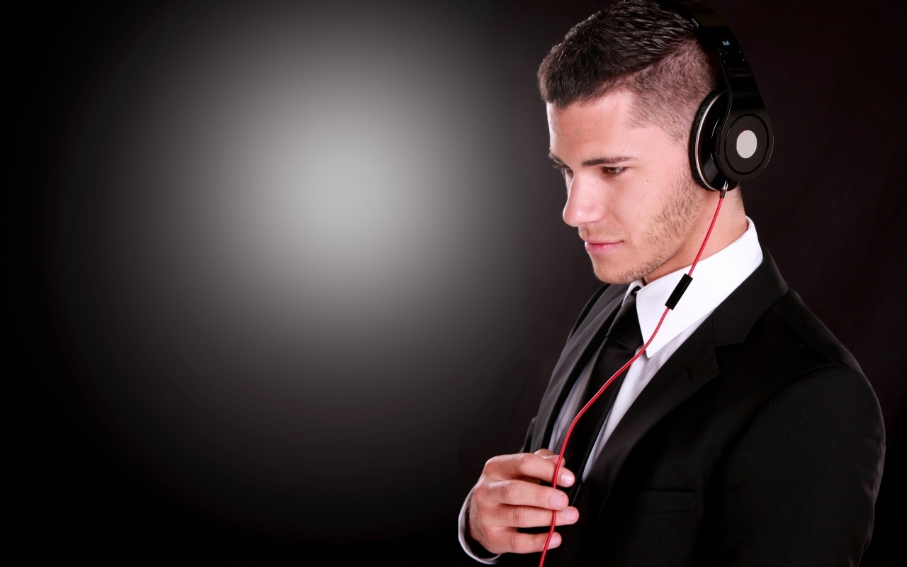 Стильный мужчина с наушниками на голове 