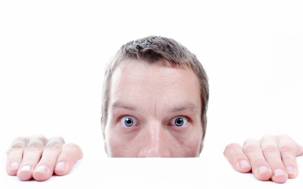 Удивленный взгляд мужчины на белом фоне