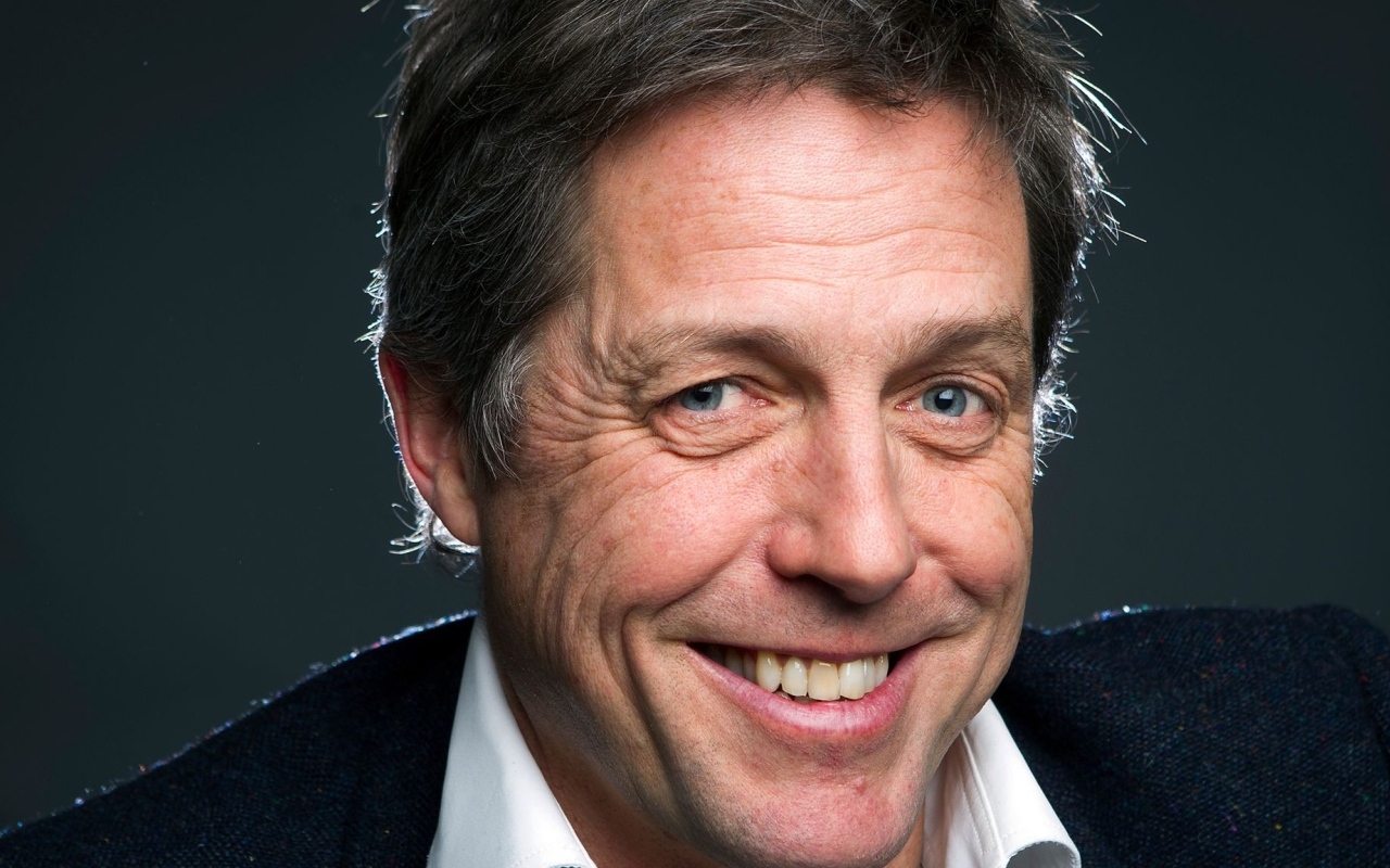 Актер Хью Грант с красивой улыбкой