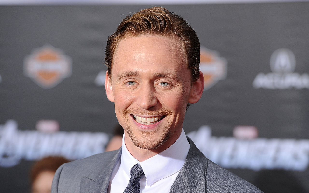 Яркая улыбка актера Тома Хиддлстона