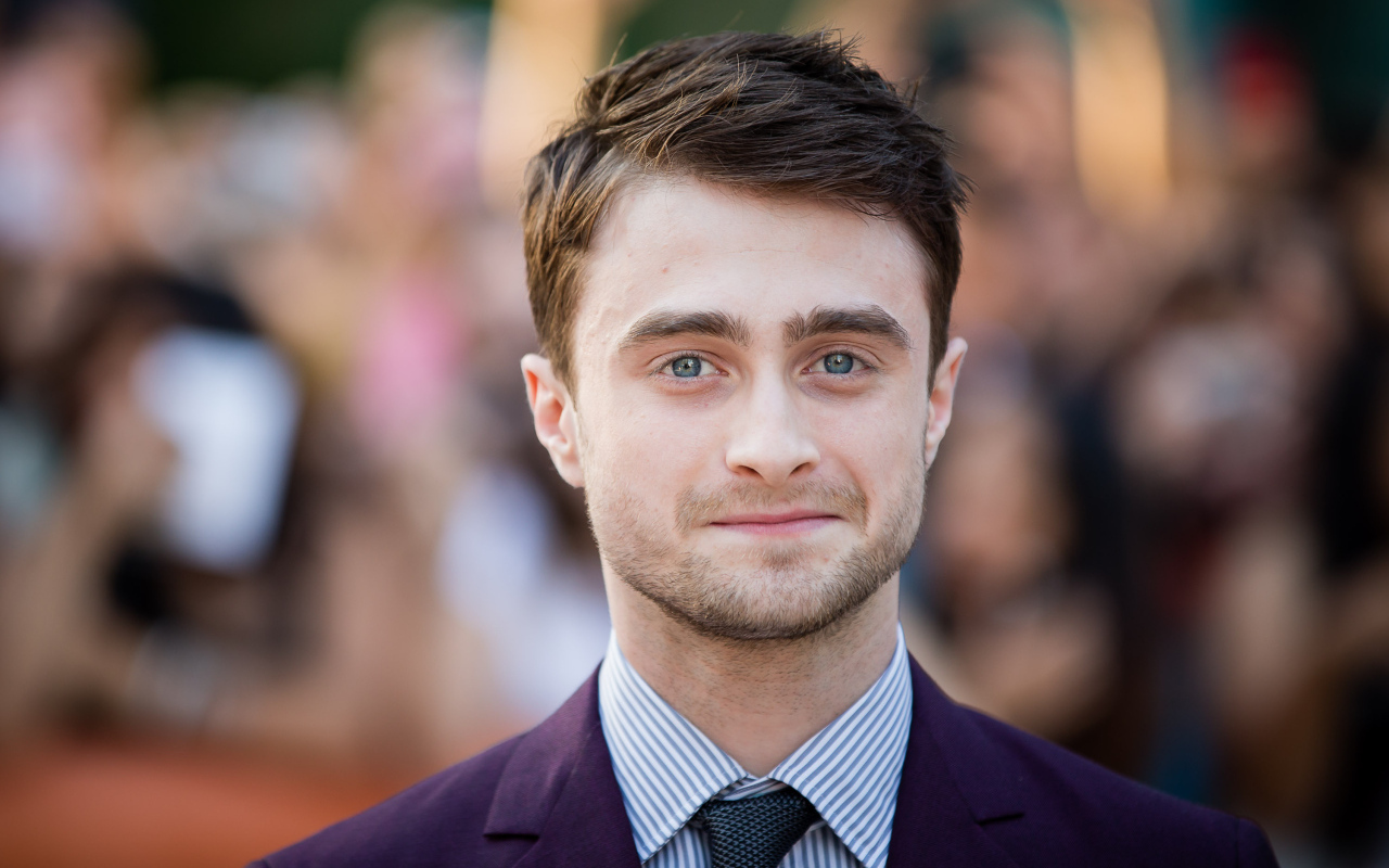 Популярный голубоглазый мужчина Дэниел Рэдклифф в костюме